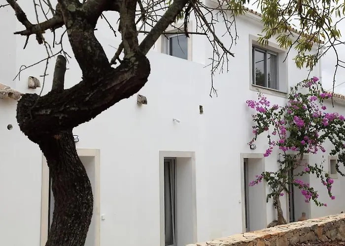 Amazing Apartment, With Pool, Close By